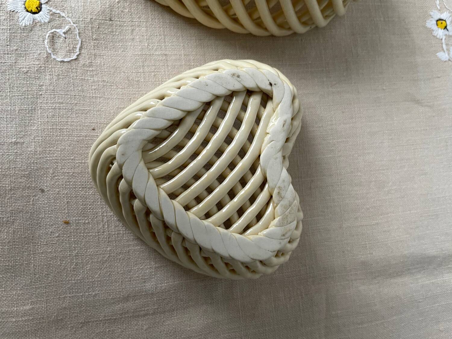 Set of 3 vintage beige heart-shaped woven porcelain nesting baskets
