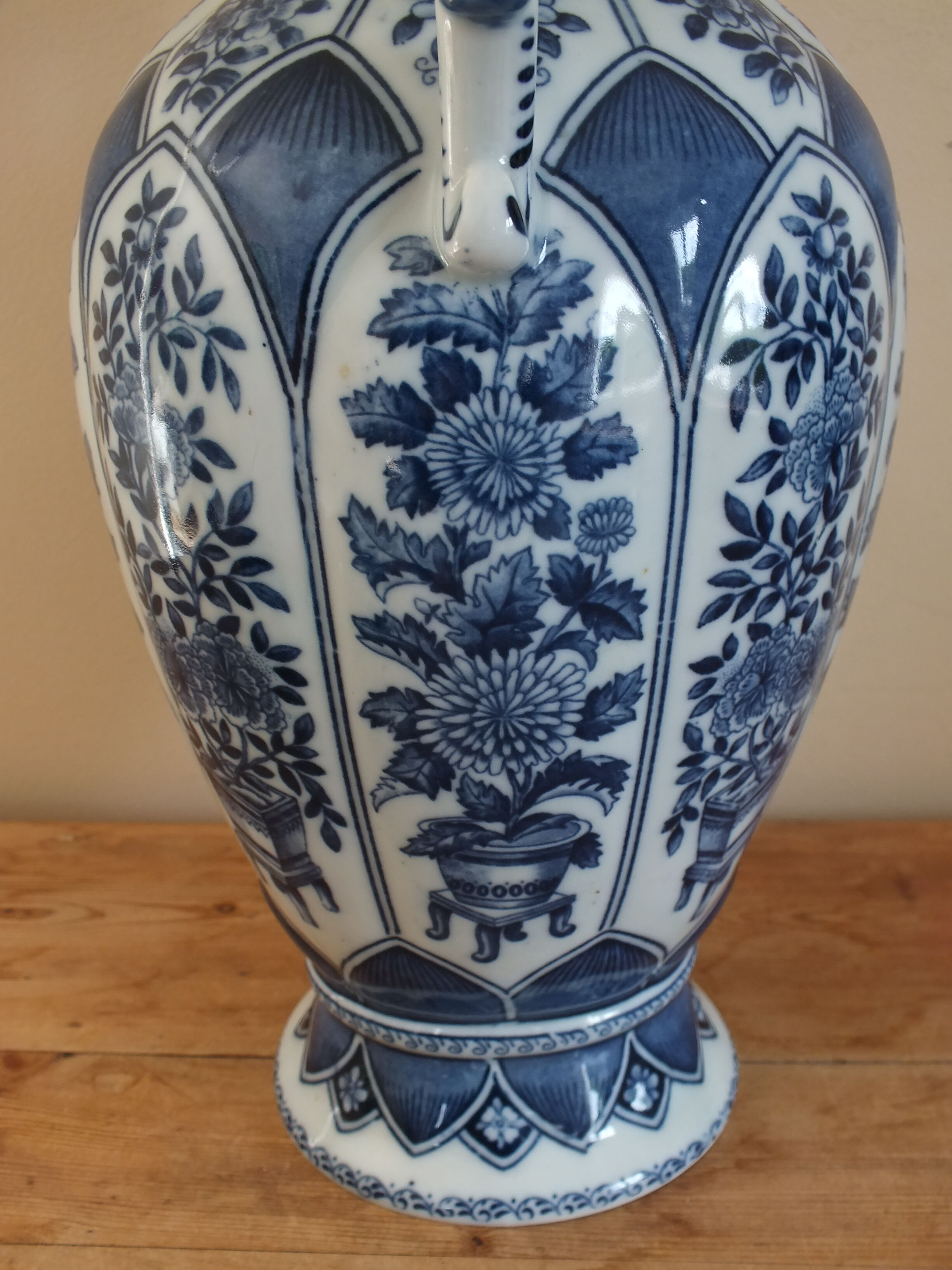 Covered pot in Delft porcelain