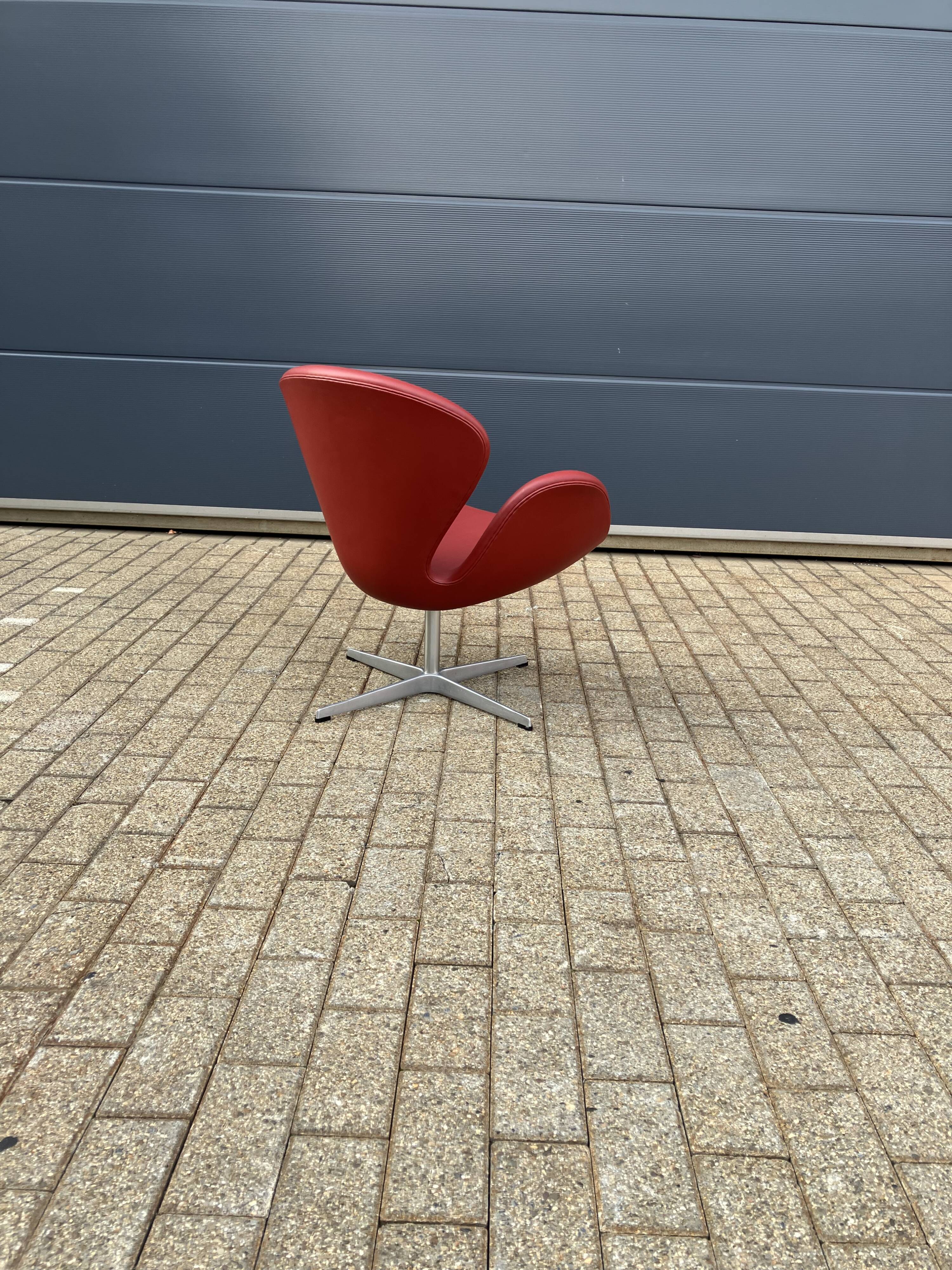 Fritz Hansen Swan chair in Indian Red leather, NEW!!!