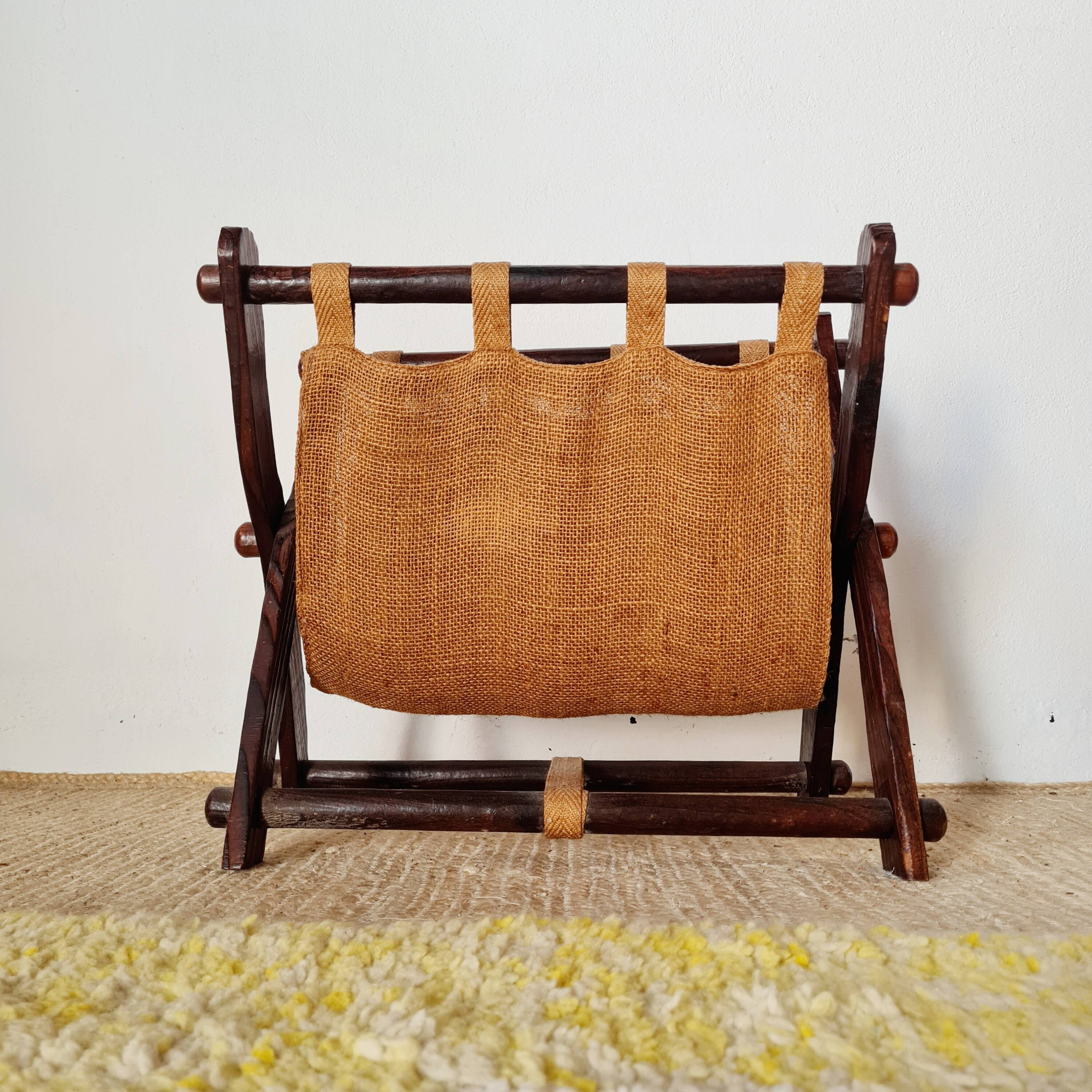 Foldable magazine rack in wood and jute fabric - brutalist