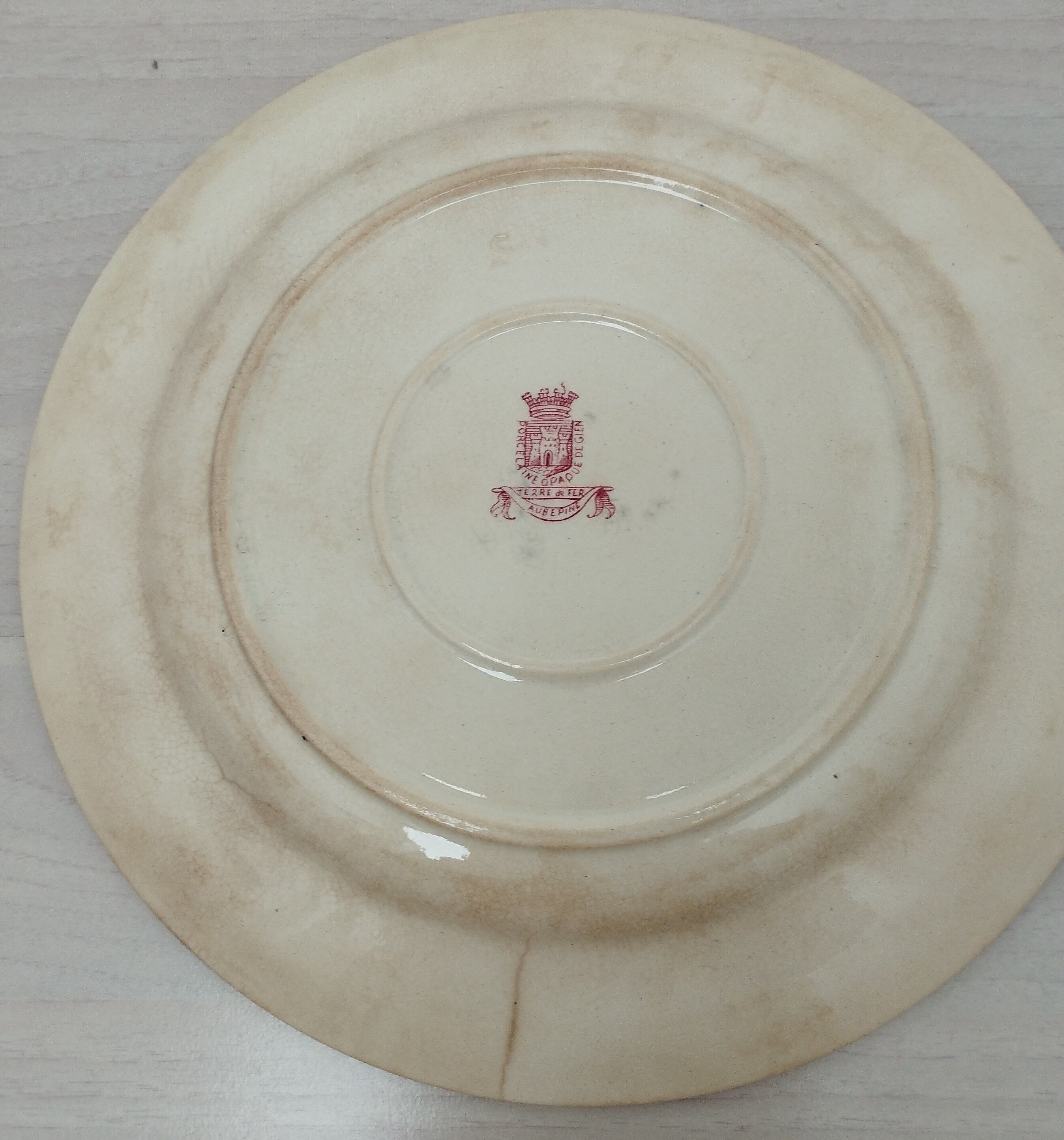 Round plate in iron earth of Gien model Pink Hawthorn