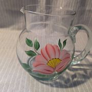 Pichet décoratif avec motif floral