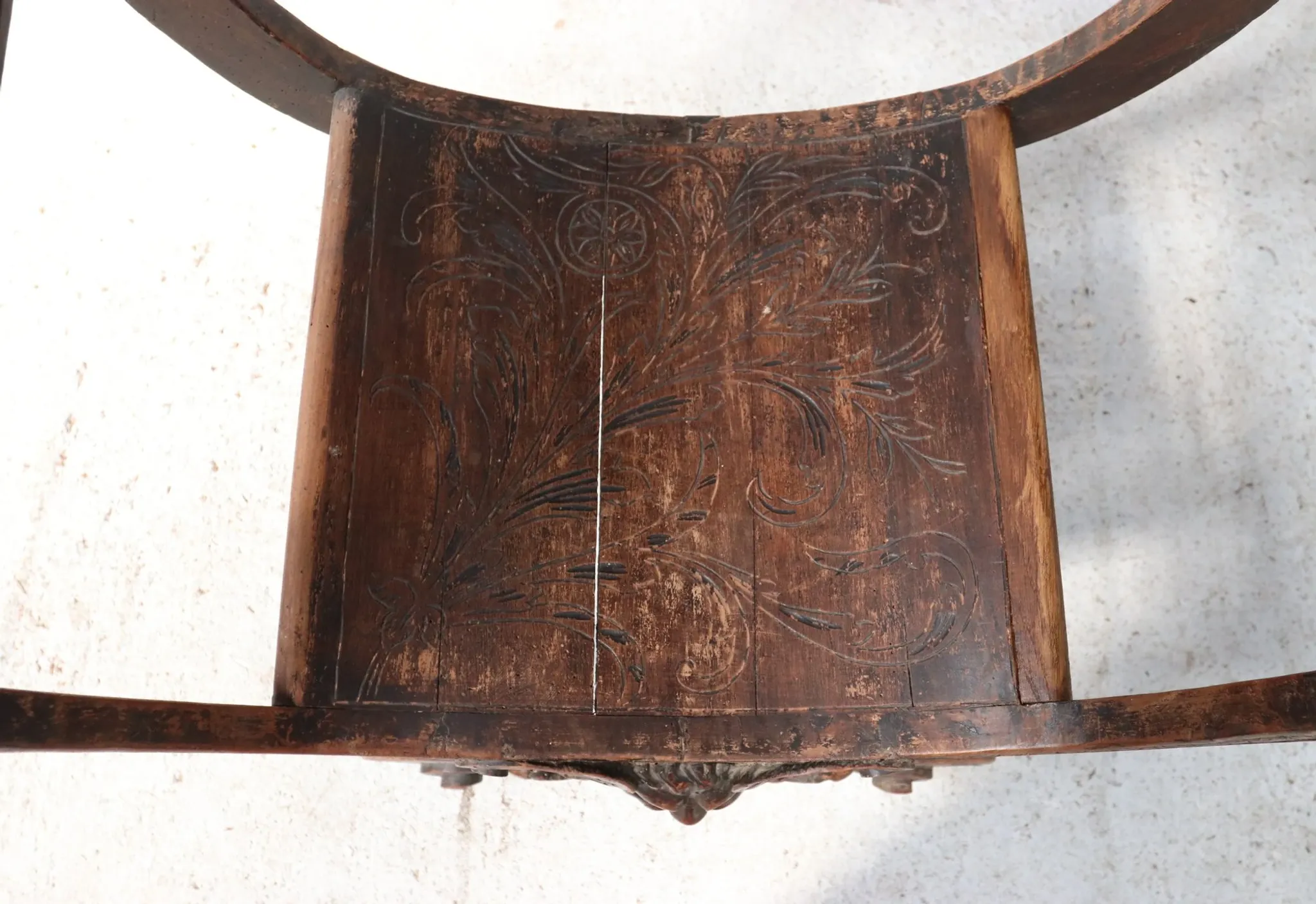 Dantesca armchair with lion heads and mascaron – neo-Renaissance, 19th c.