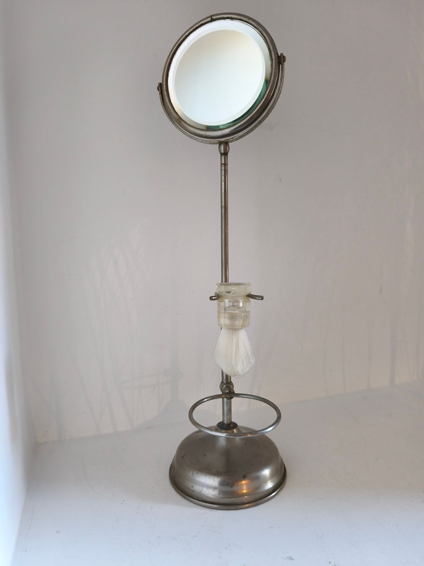 Freestanding shaving mirror with supports
