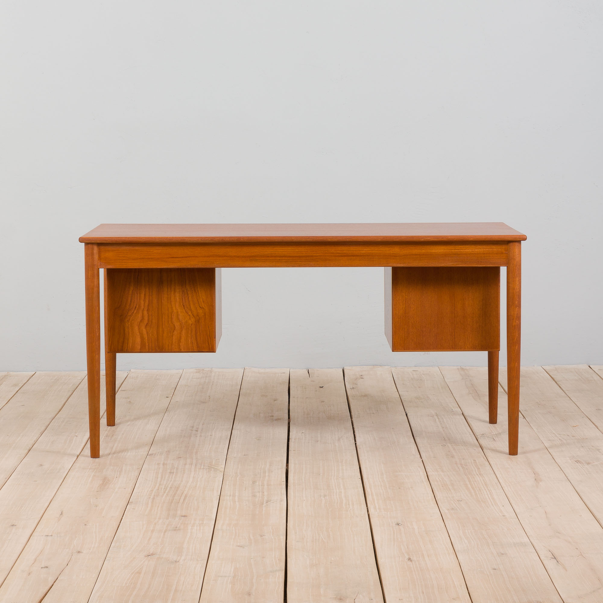 Danish Teak Model 130/1 Desk by Børge Mogensen for Søborg Møbelfabrik, freestanding 1950s