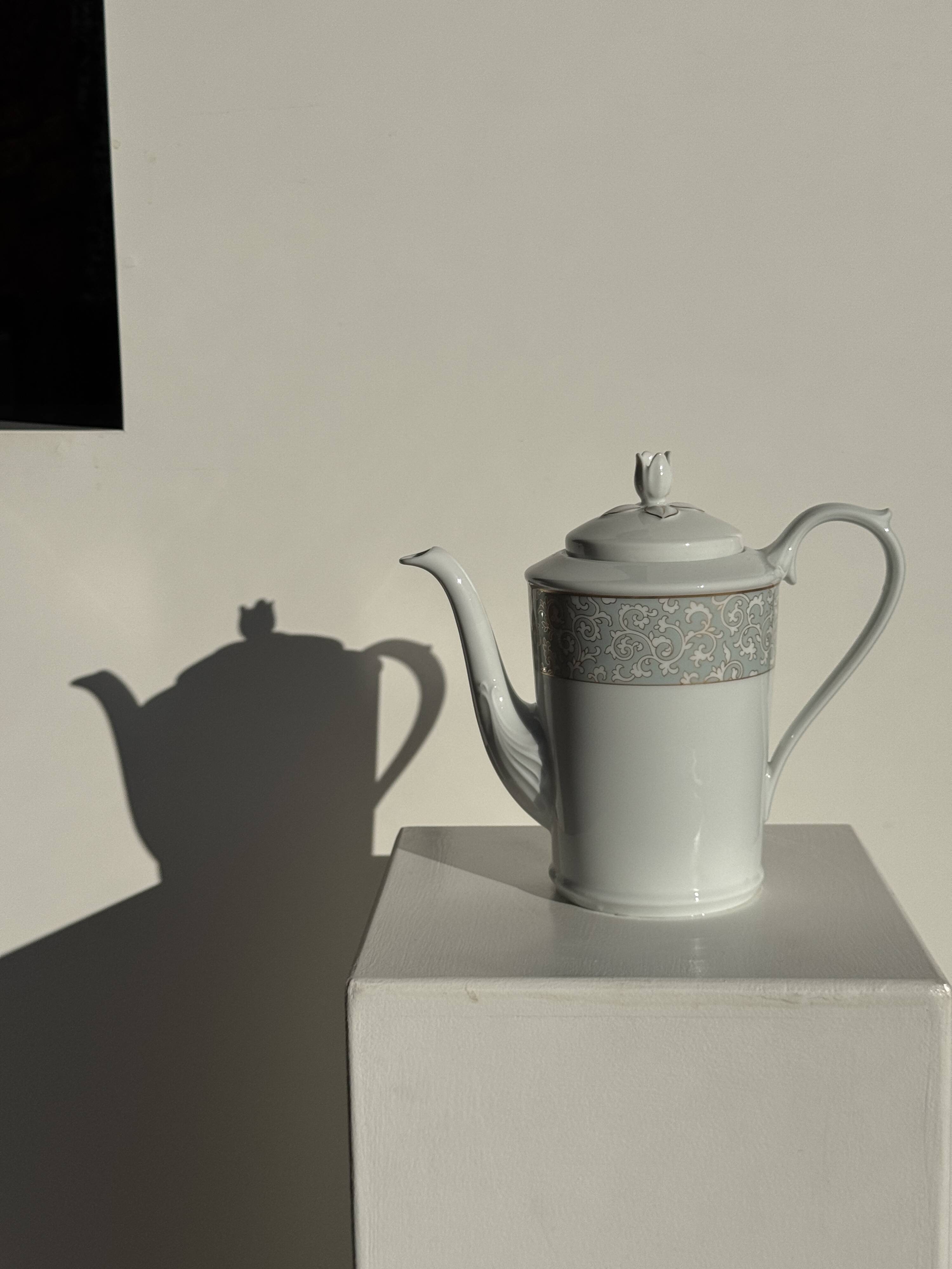 Bavarian porcelain teapot from Germany with blue frieze and flower lid H23