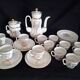 Service à café en porcelaine Lomonosov 29 pièces, motifs moulés rehaussés d'or 24 carats