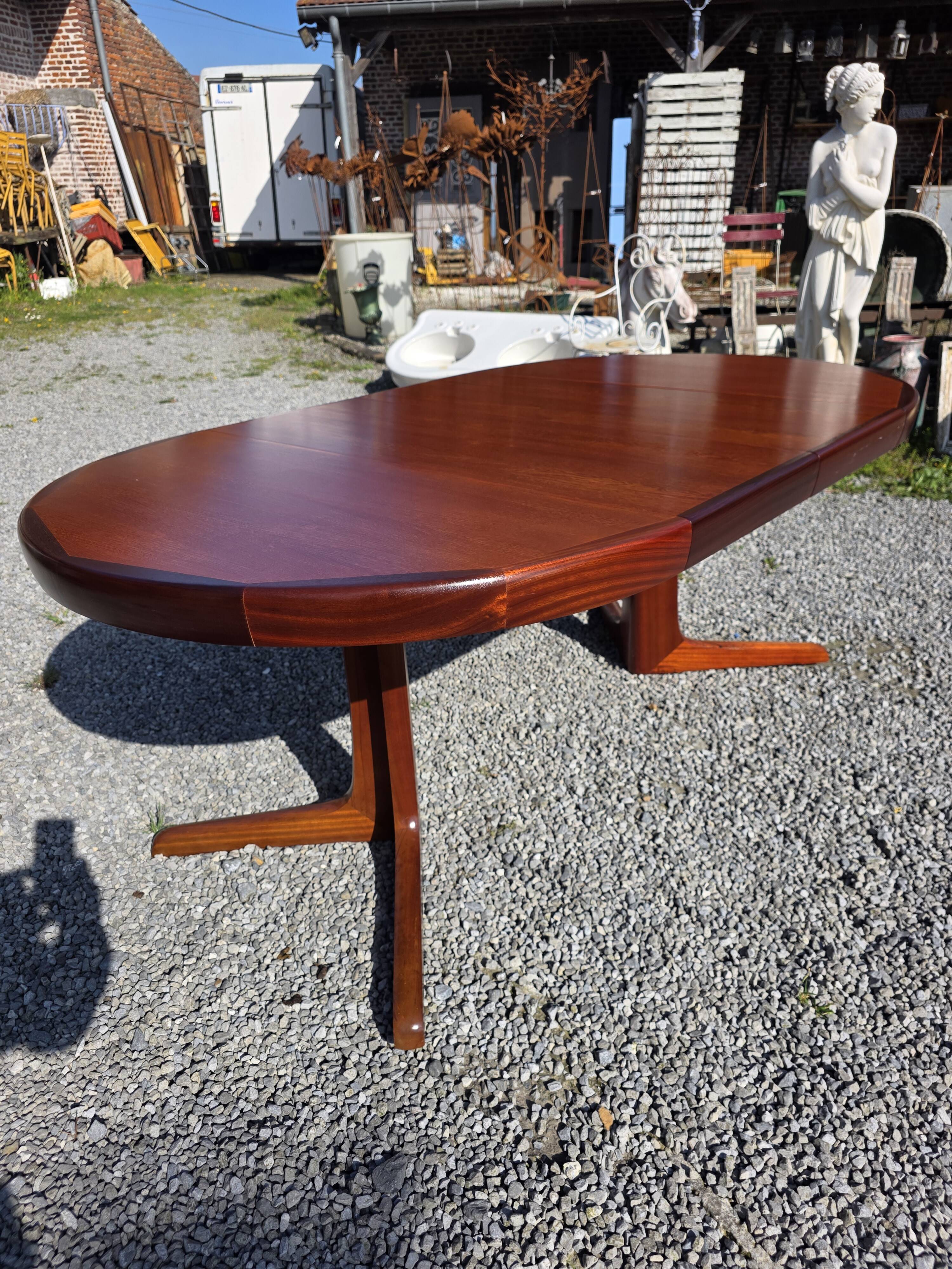 Baumann extendable table in teak from the 1960s.