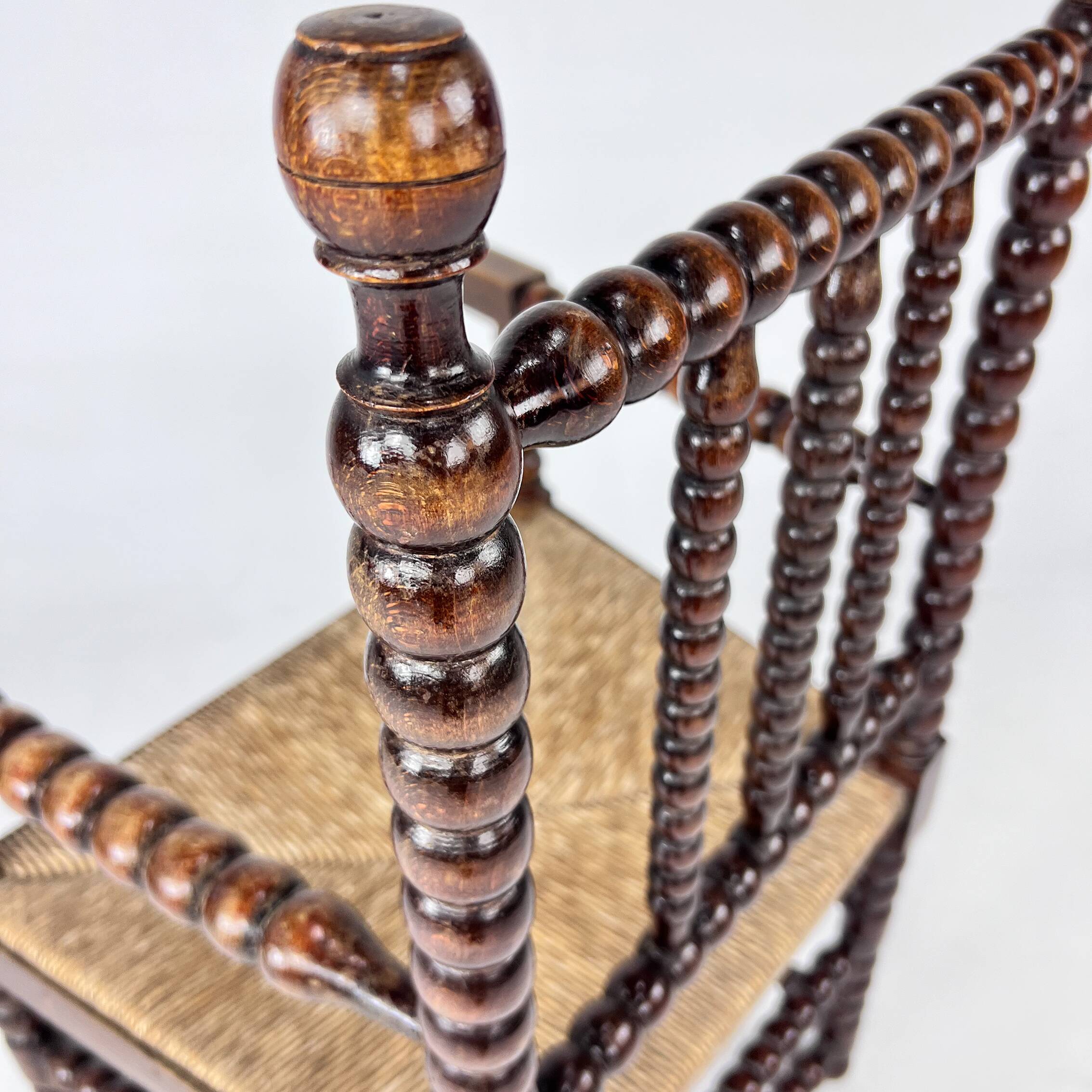 Fauteuil Bobbin en hêtre teinté de style jacobéen, années 1900