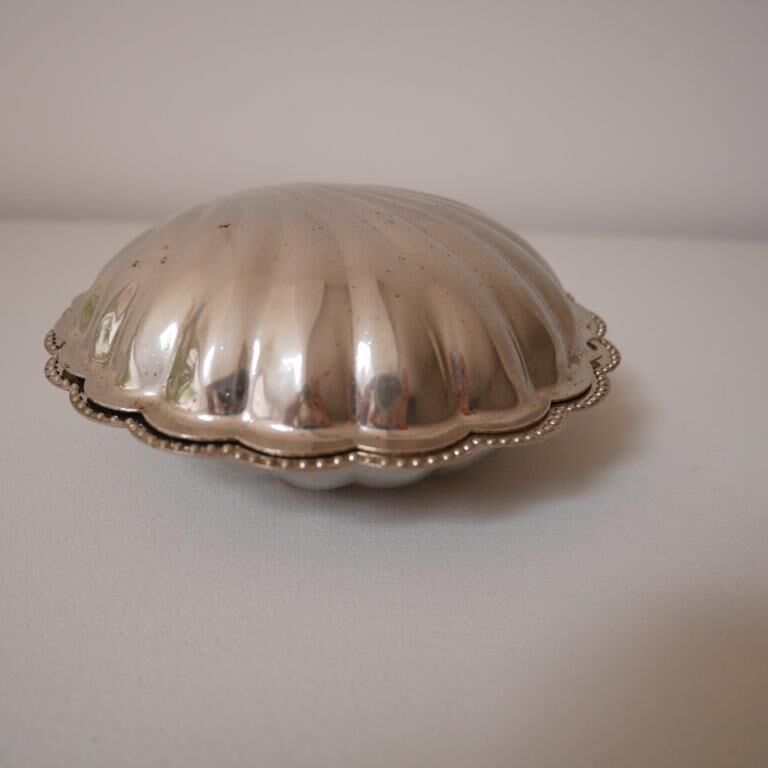 Soap dish or shell tray in silver metal