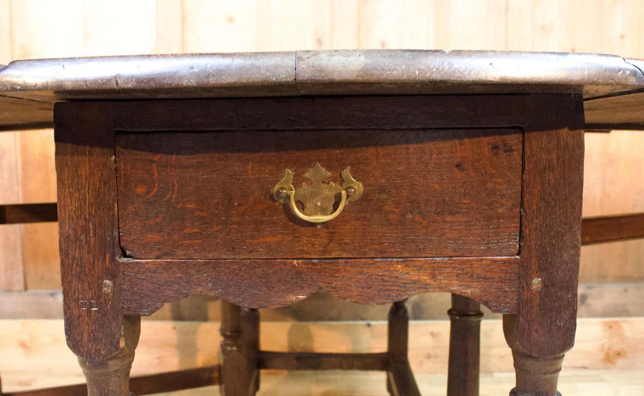 Folding round table in 18th century oak wood