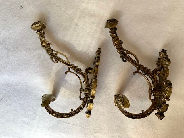 Gilded bronze hook nineteenth, Louis XVI, chimera decoration