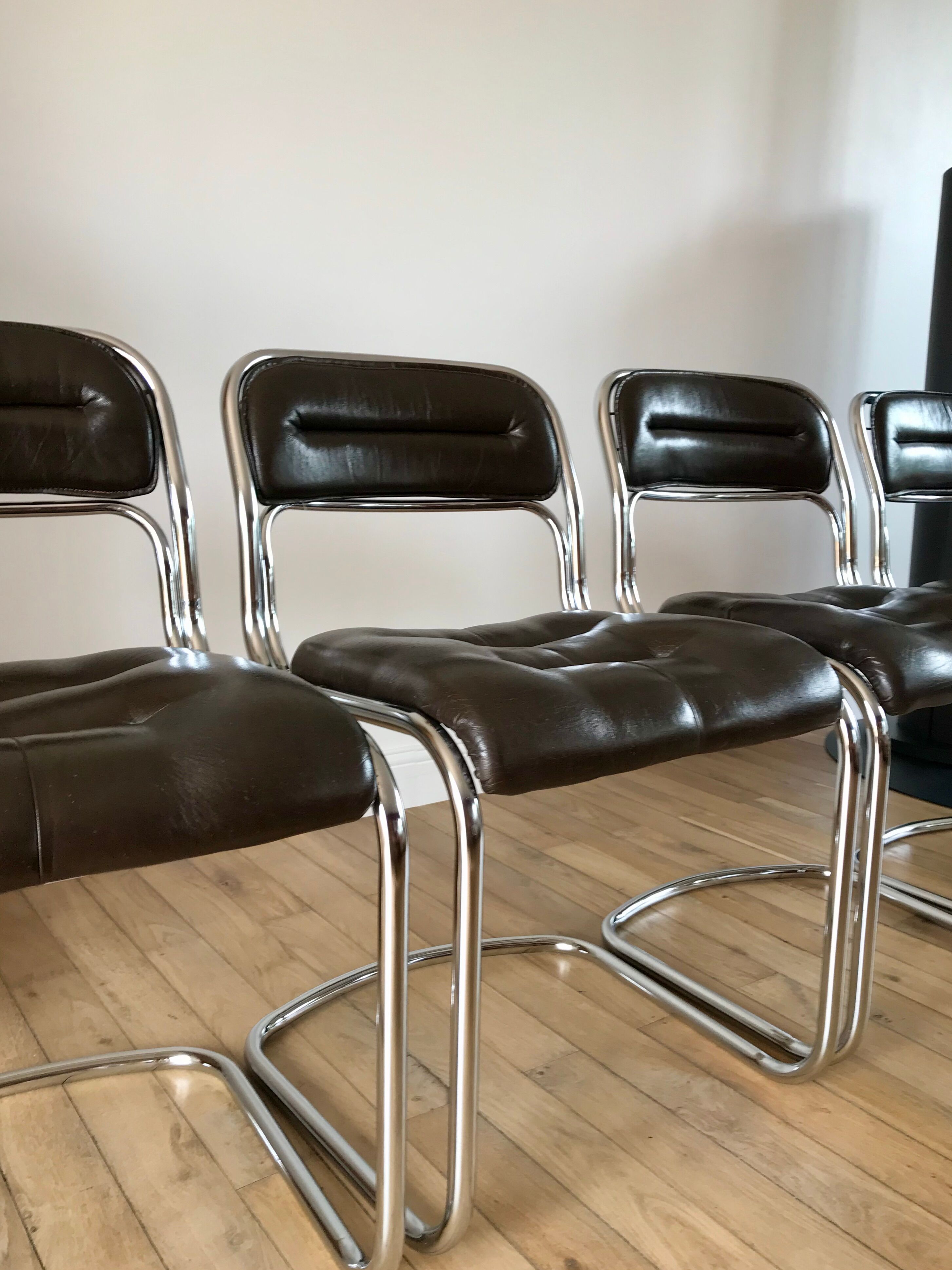 Set consisting of a table in chrome and smoked glass and its 4 tubular chairs in chrome and skaï a