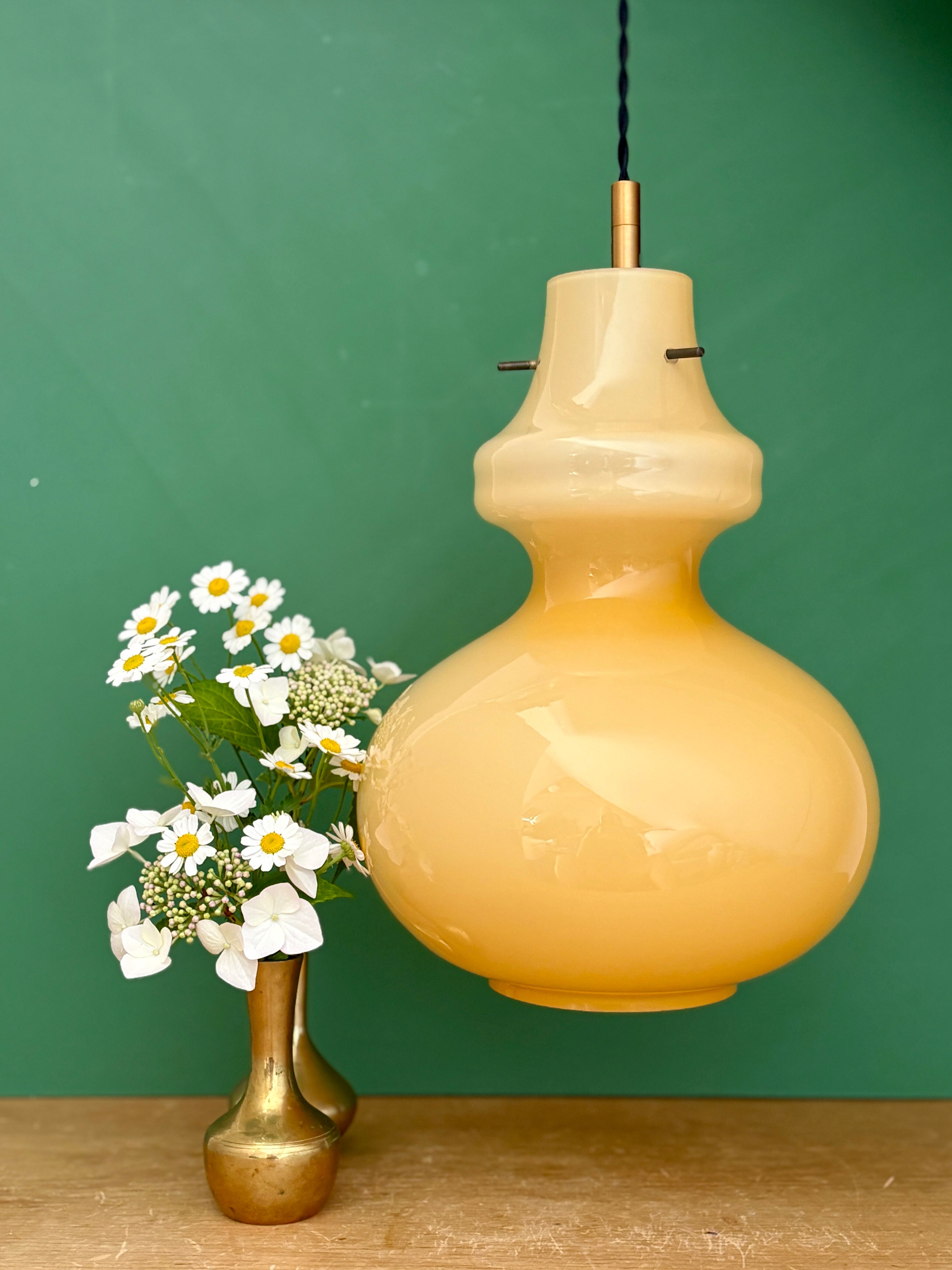 Suspension globe vintage en opaline jaune