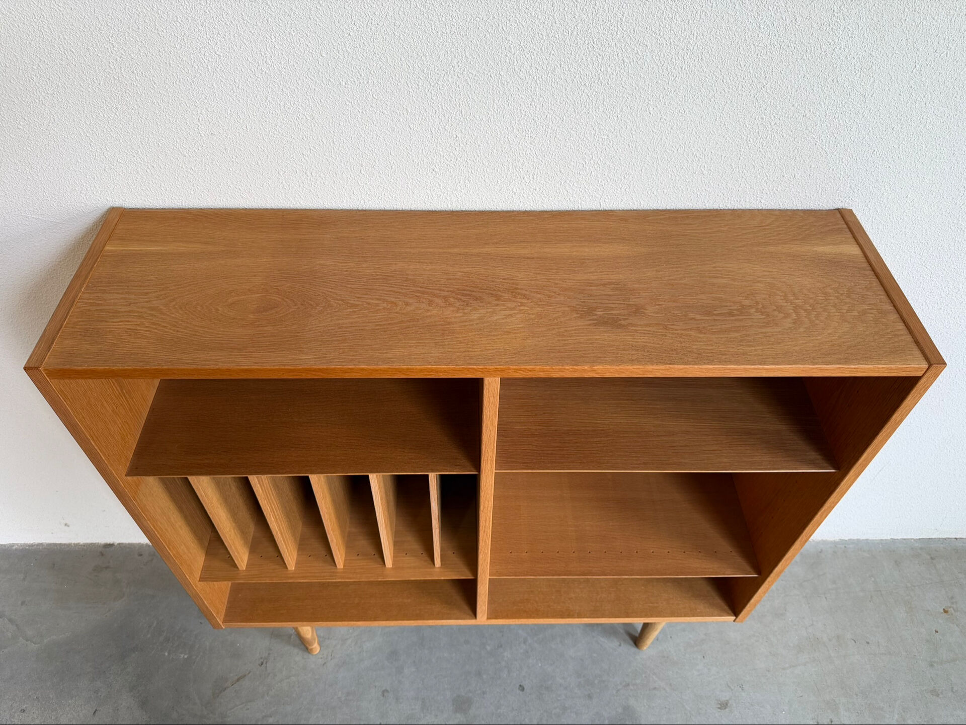 Vintage bookcase Hundevad oak vinyl