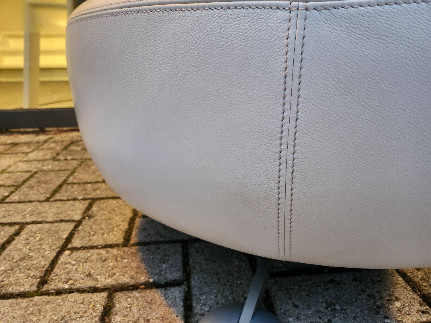 de Sede 1064 (lounge) sofa in Select 2413 snow by Hugo de Ruiter