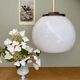 Suspension globe vintage en opaline blanche