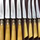 24 couteaux manche corne et viroles ouvragées