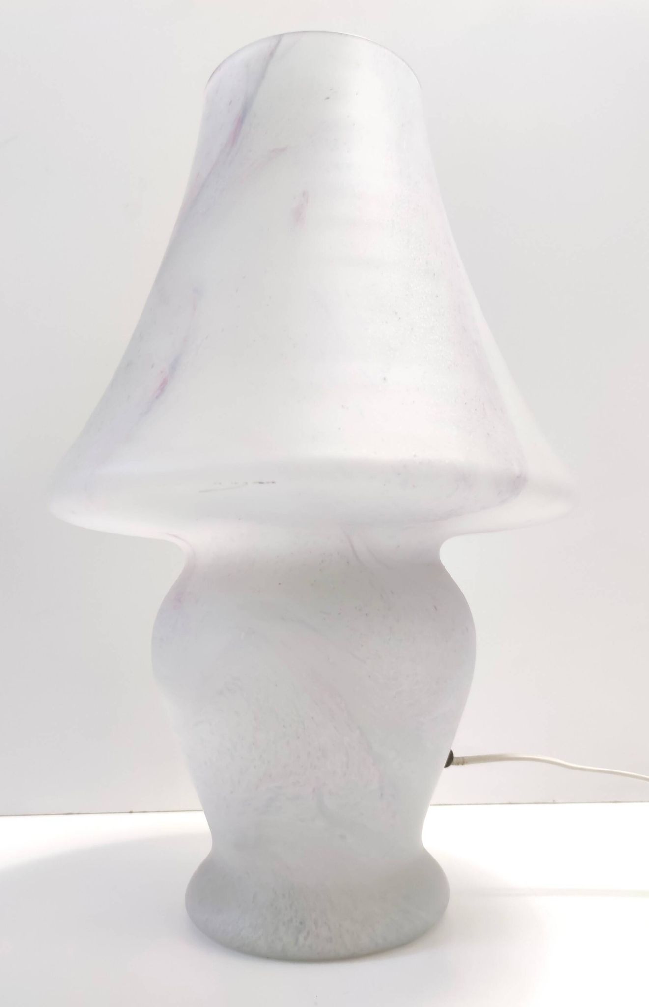 Lampe de table en verre Murano blanc avec un effet marbre rose, Italie