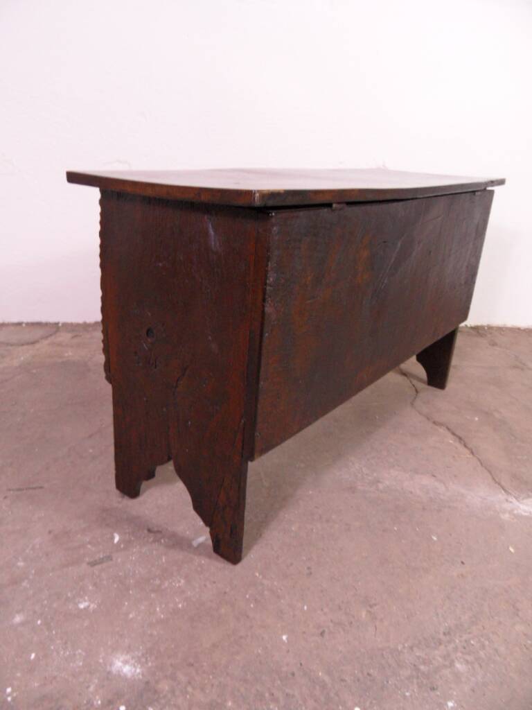 Petit coffre en bois antique en chêne