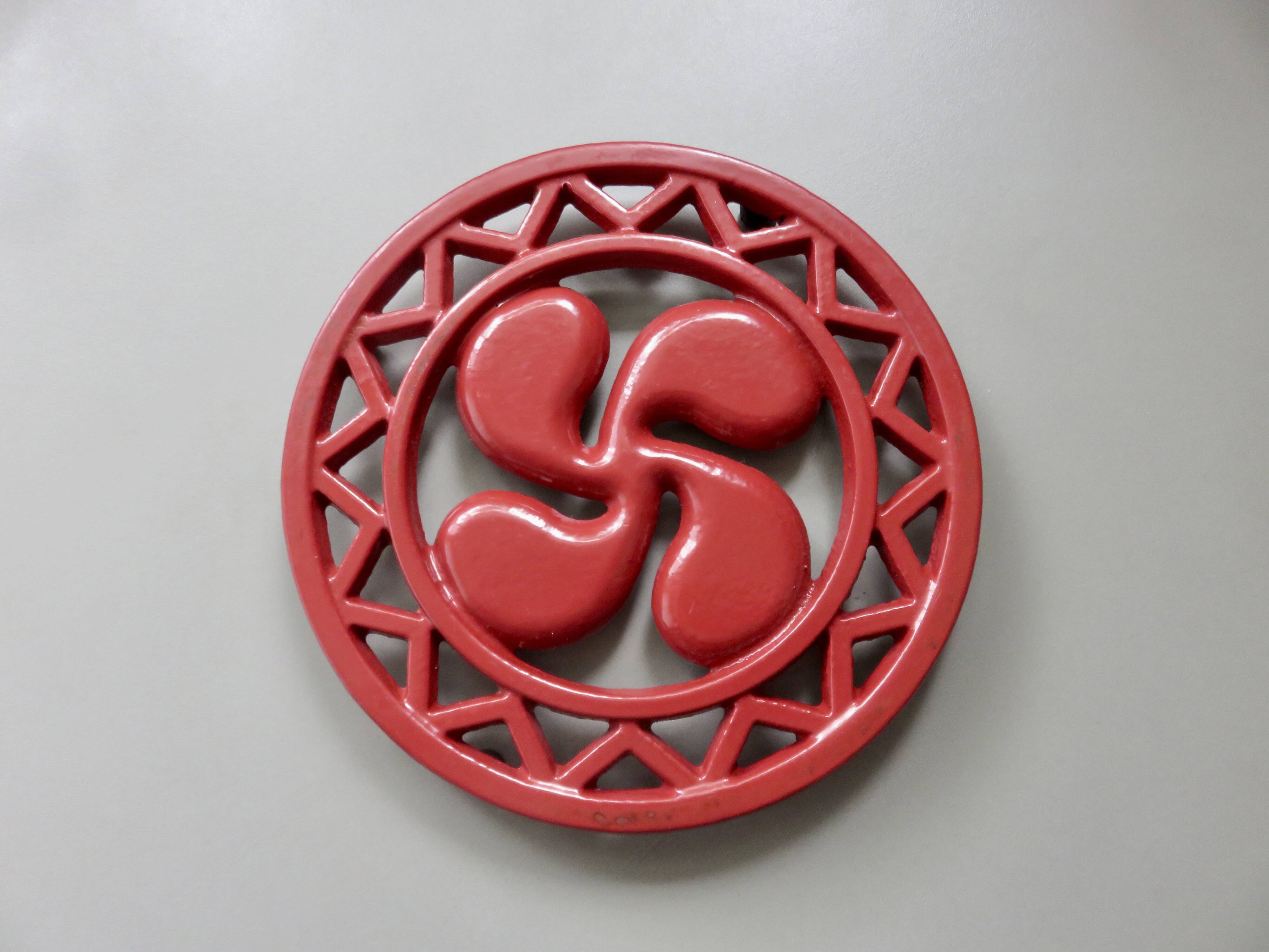 Basque cross trivet in red cast iron 1970