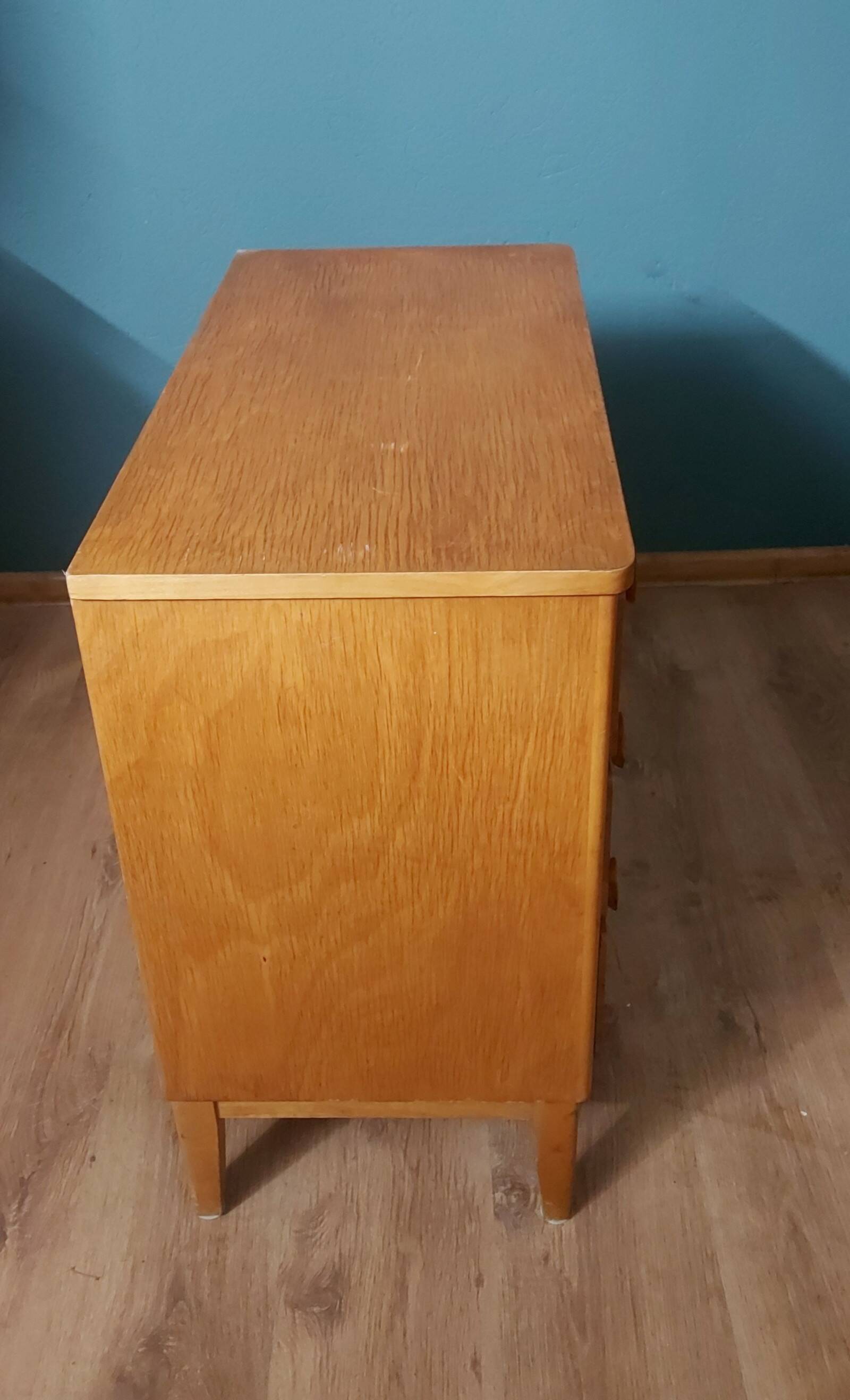 Commode danoise à trois tiroirs en bouleau, années 1960.