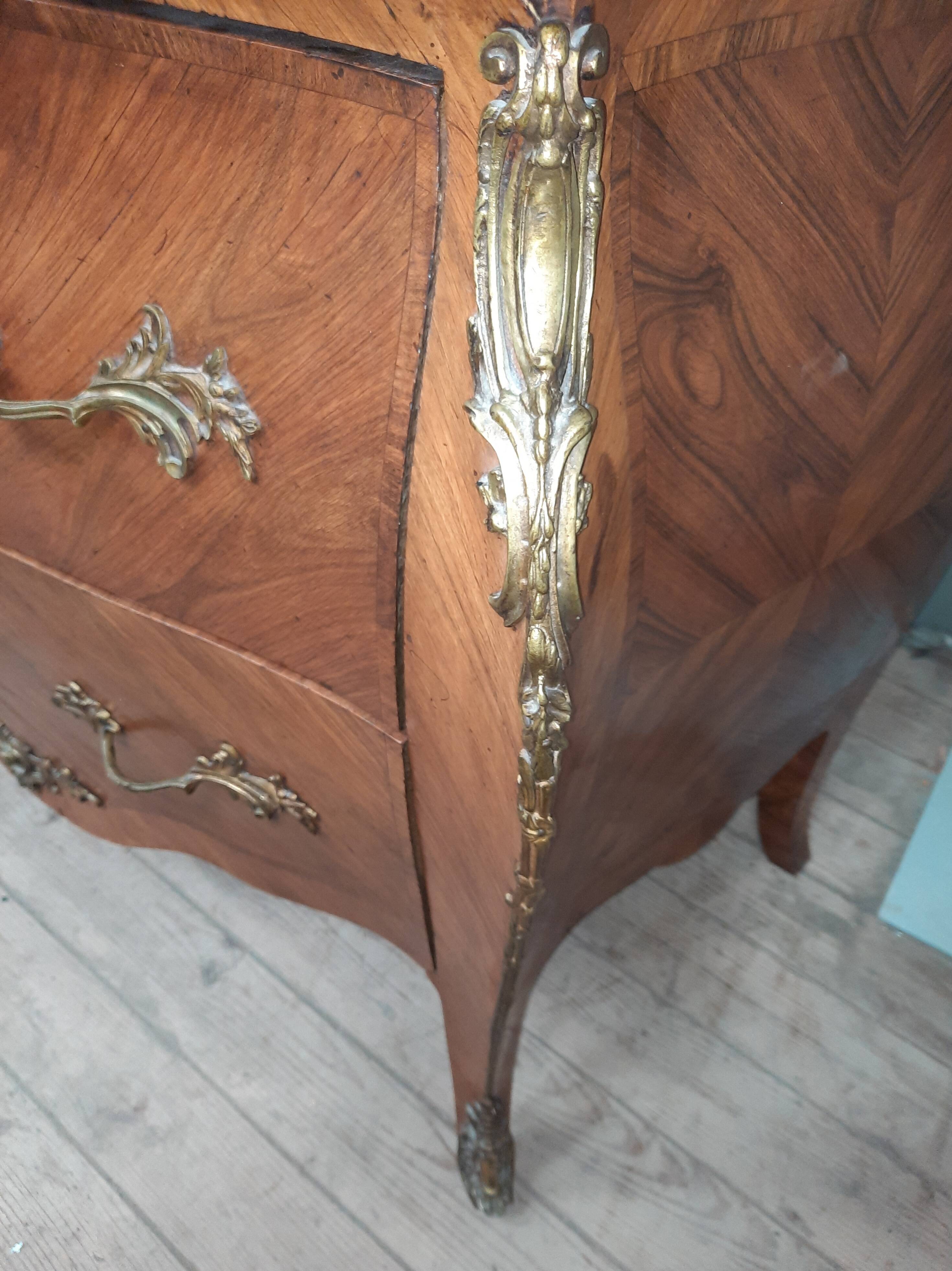 Louis XV style chest of drawers in veneer