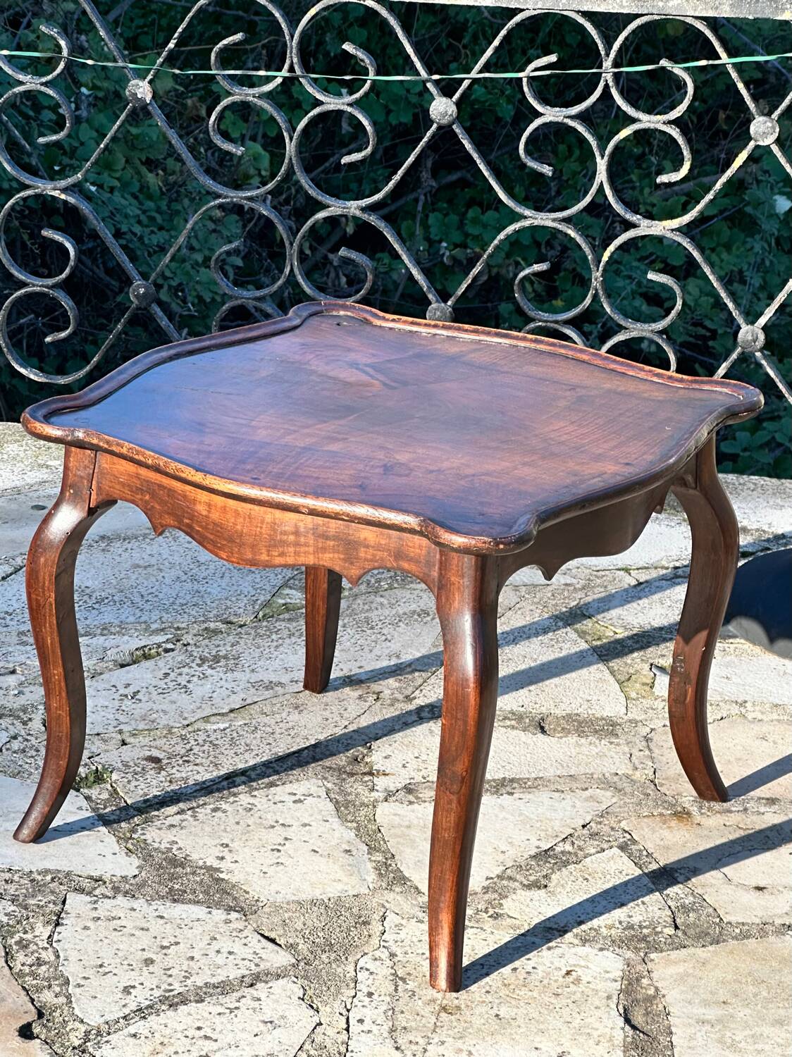 Walnut coffee table in Louis XV style, 19th century.