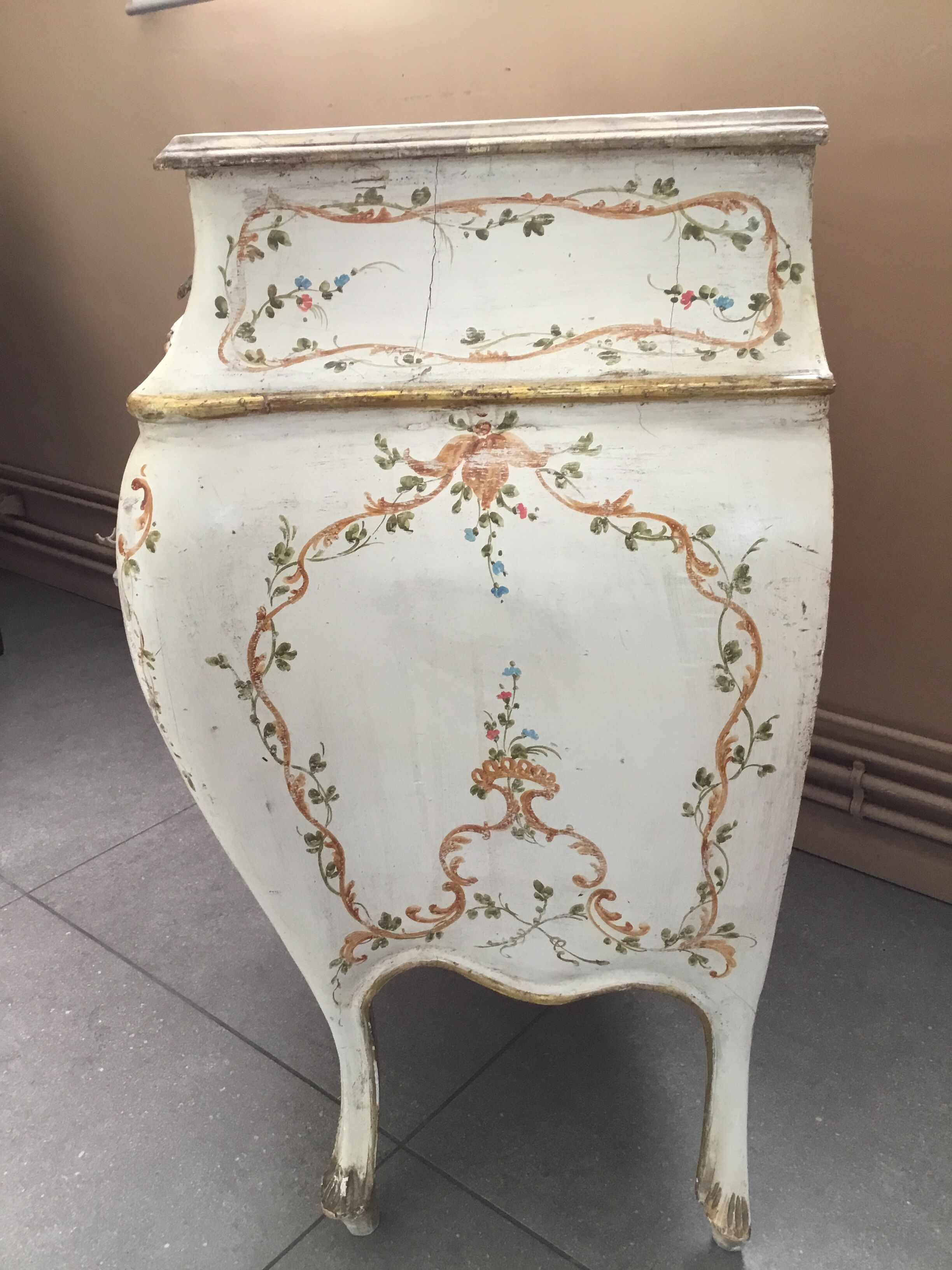 Venetian chest of drawers