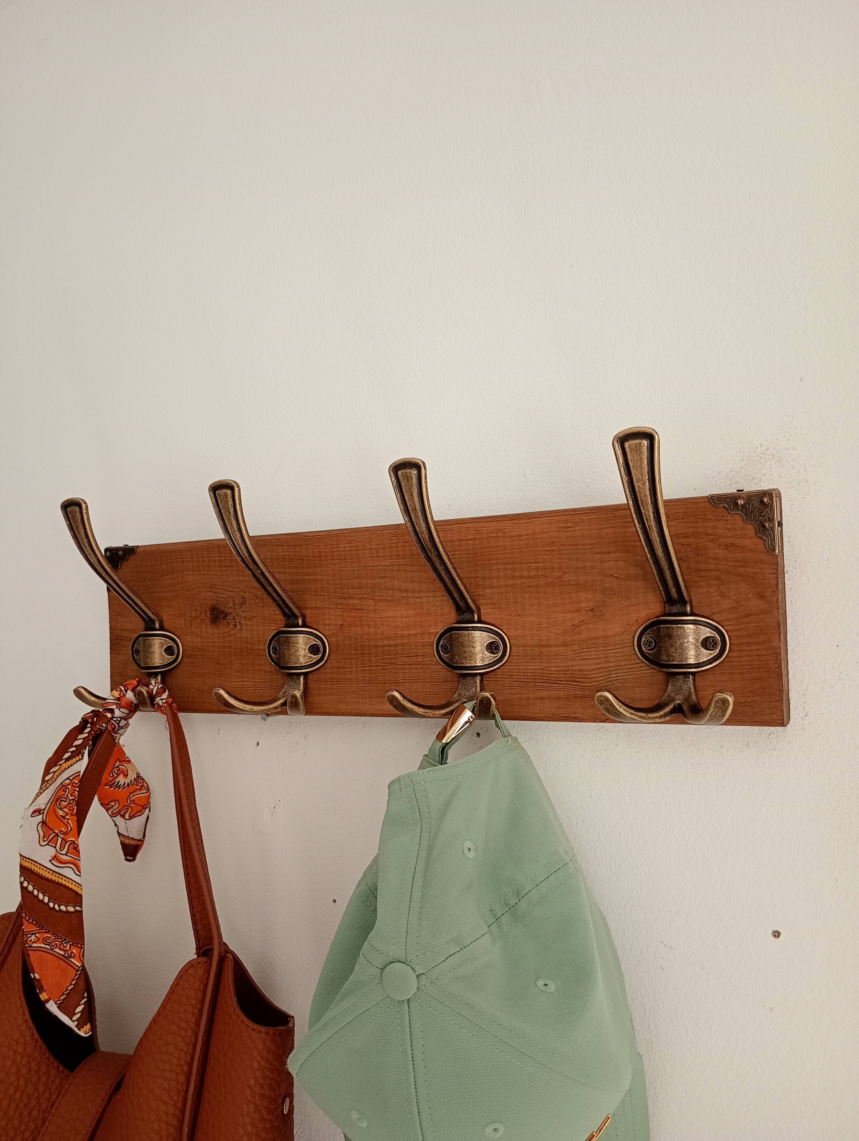 Wall-mounted coat rack in wood – 4 metal hooks – 45 cm