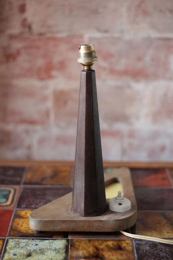 Lampe art déco, lampe de table, lampe à poser, lampe de chevet, lampe bois conique avec socle triangulaire , 40's