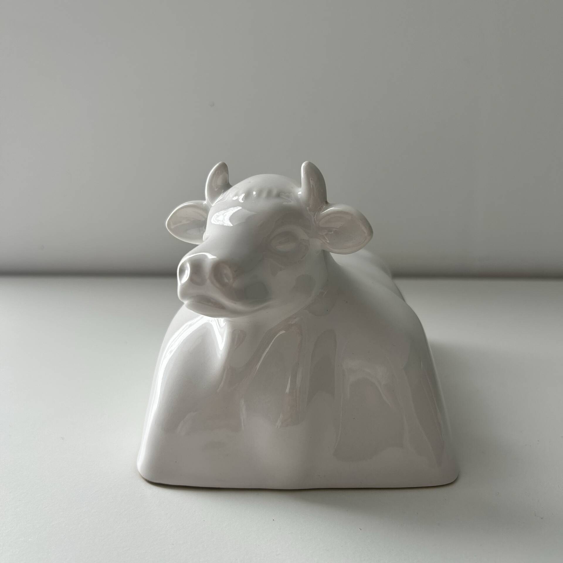 Cloche à beurre en porcelaine