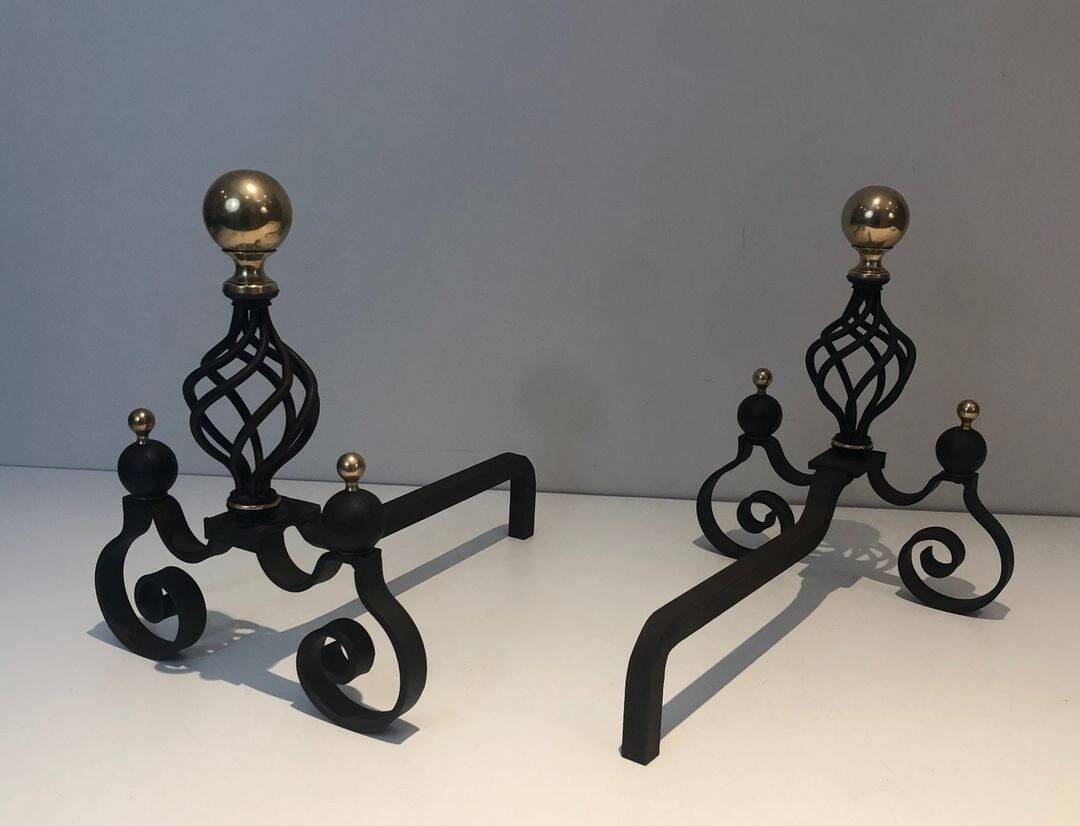 Paire de Chenets en Fer Forgé à Boules de Laiton Poli et Corps en Cage Ajou