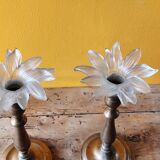 Paire de bougeoirs en laiton et bobèches en forme de fleur en verre opaque