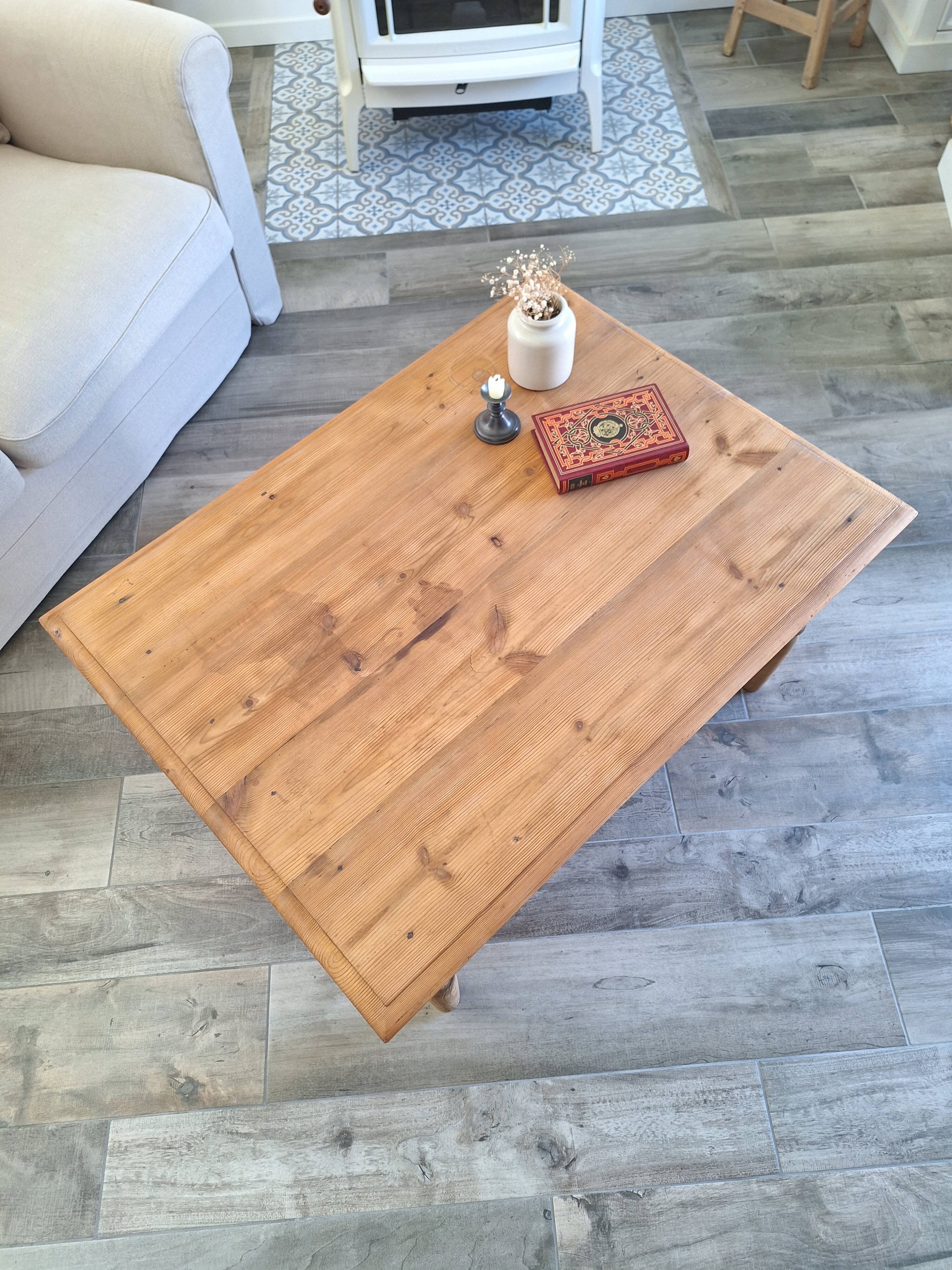 Farmhouse coffee table in solid wood, country style.