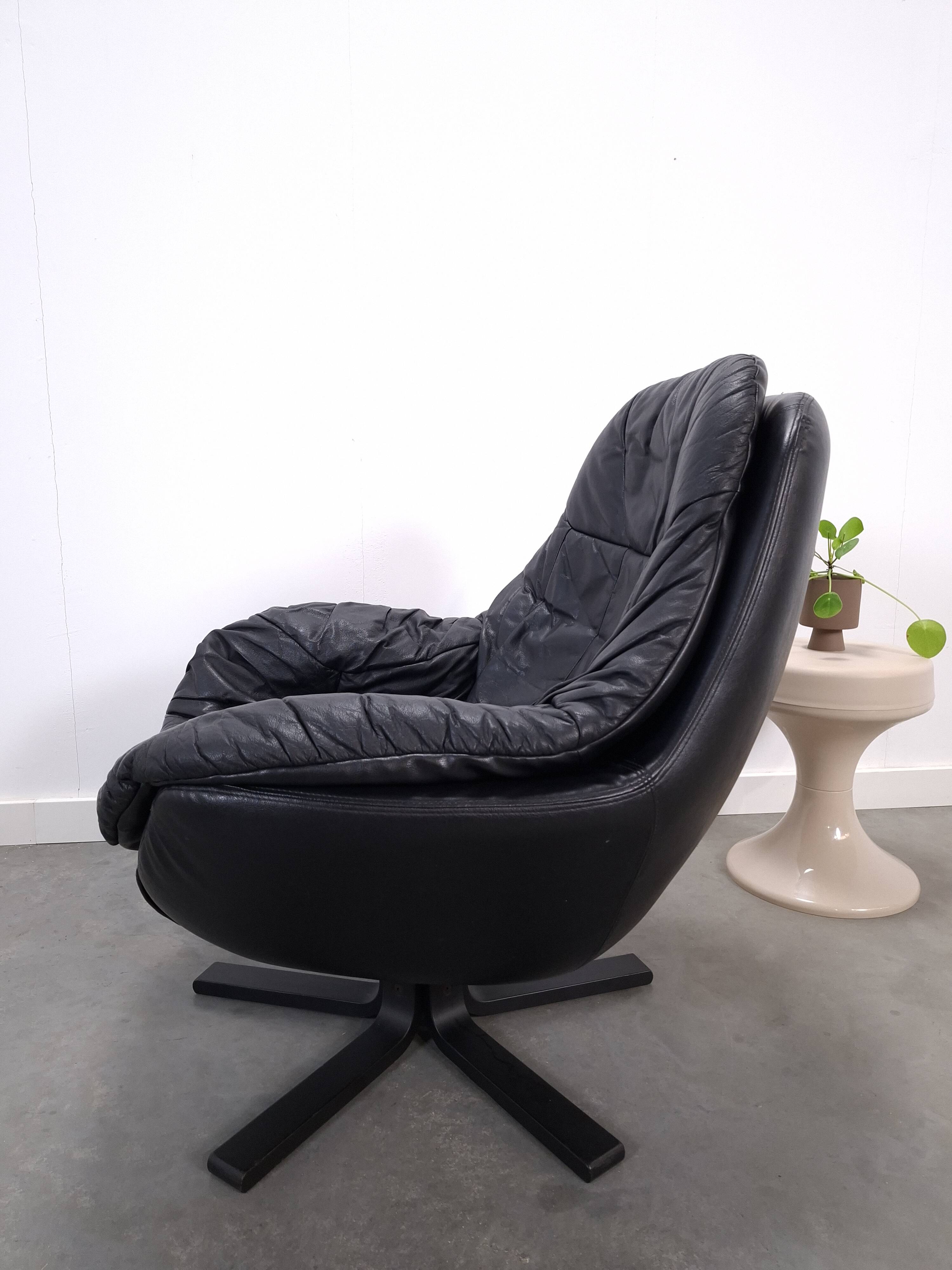 Draaibare zwart leren fauteuil H.W. Klein voor Bramin uit Denemarken