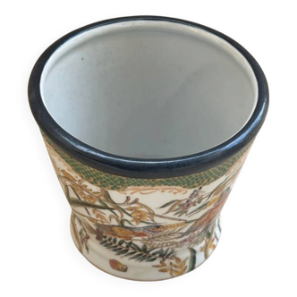 Cache-pot / planter in porcelain, hand-painted naturalistic decoration.
