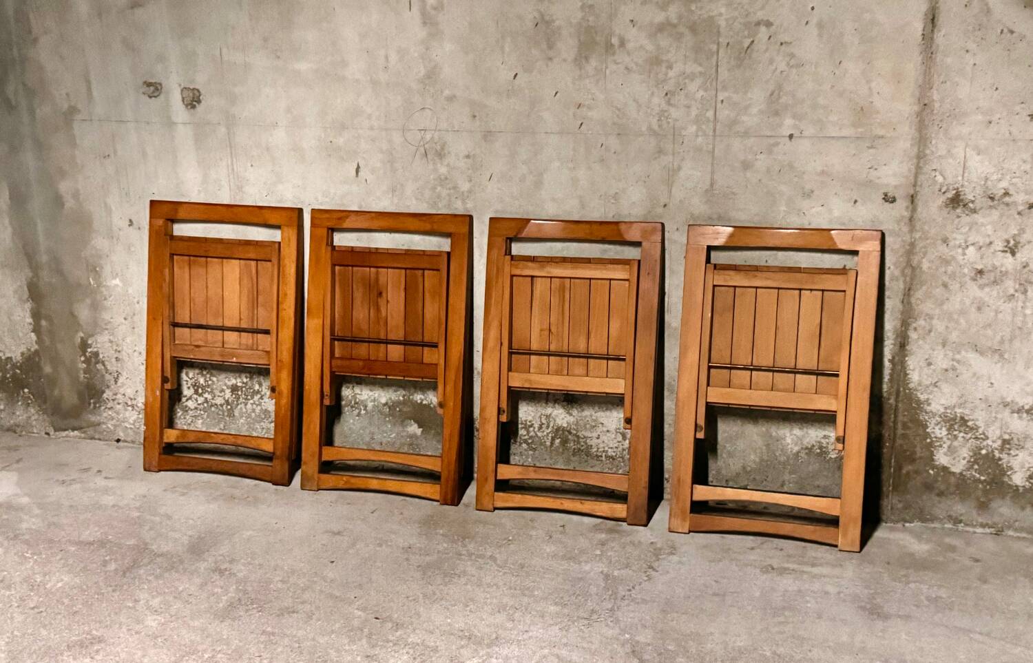 04 folding chairs 1970s