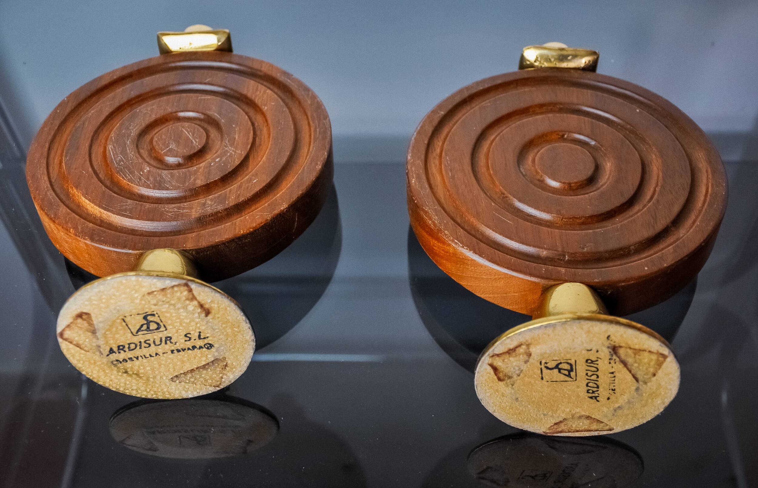 Pair of brutalist candlesticks by Ardisur, bronze and wood, Spain, 1970