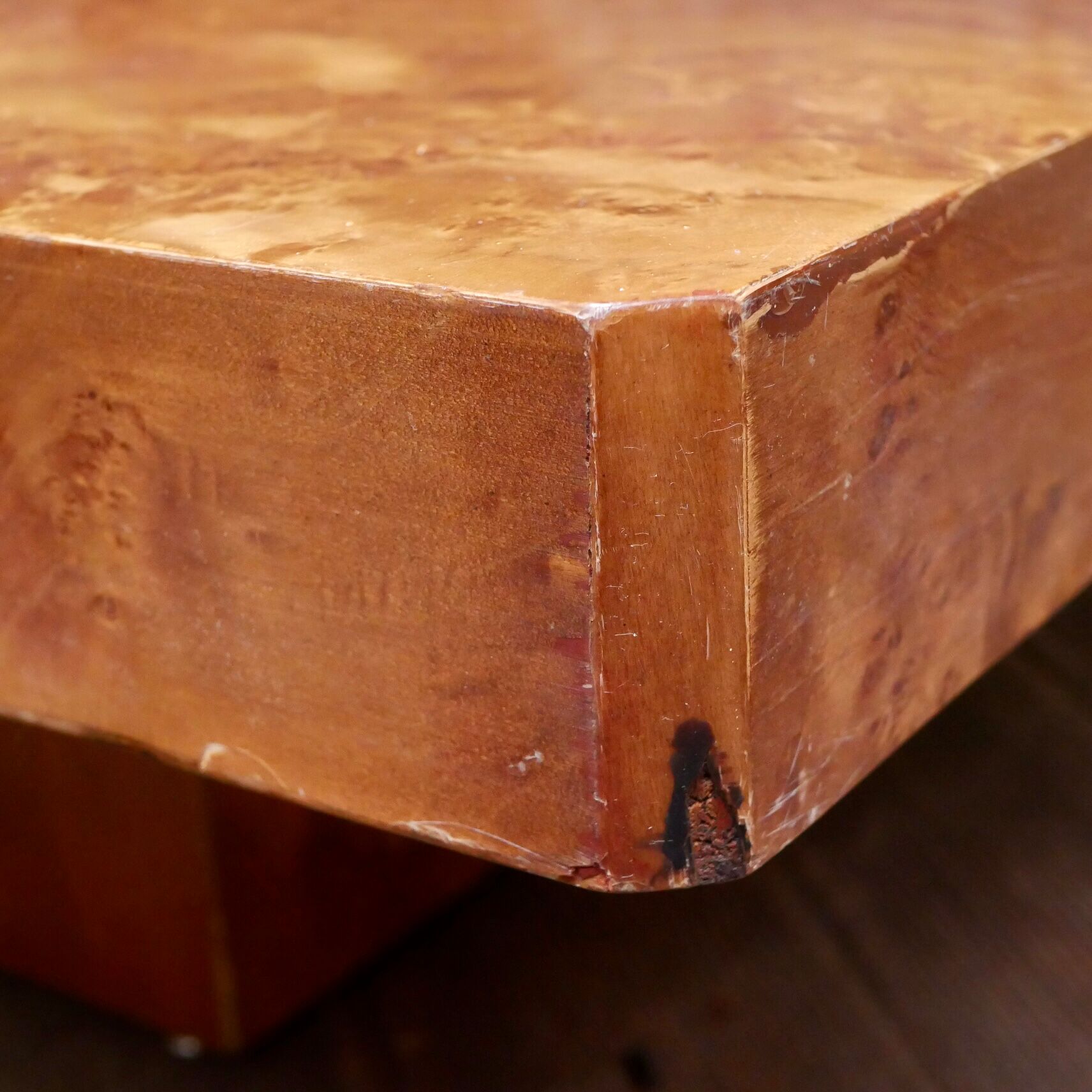 Table basse en loupe d’orme Roche Bobois