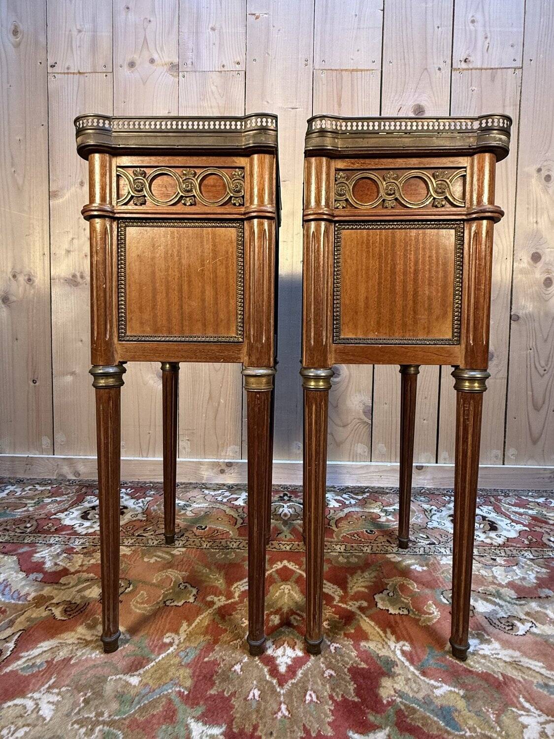 Paire de chevets de style Louis XVI marbre blanc