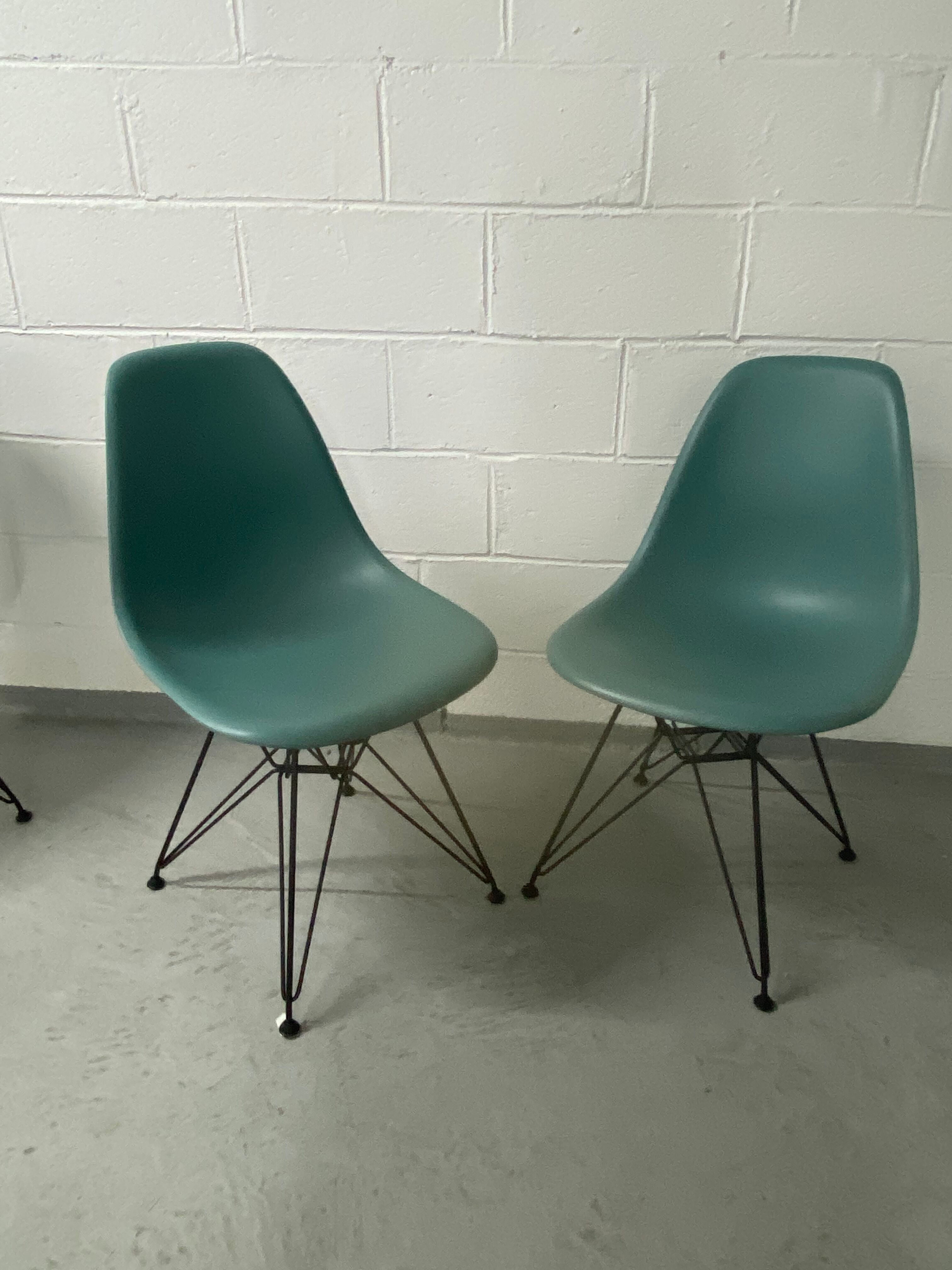 Paire de chaises de Charles et Ray Eames édition Vitra récente