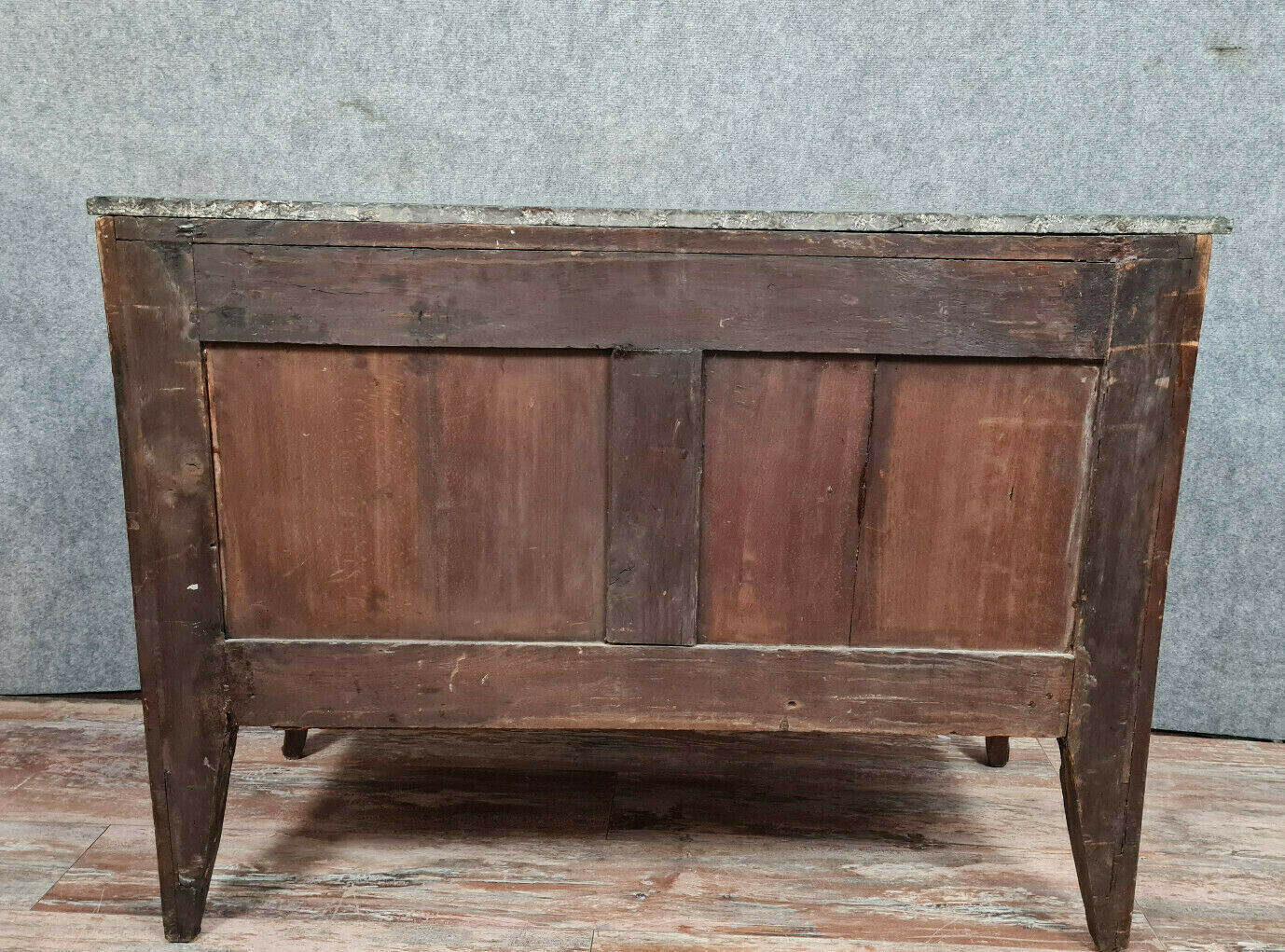 Dresser period Transition to double jump in noble wood marquetry around 1750
