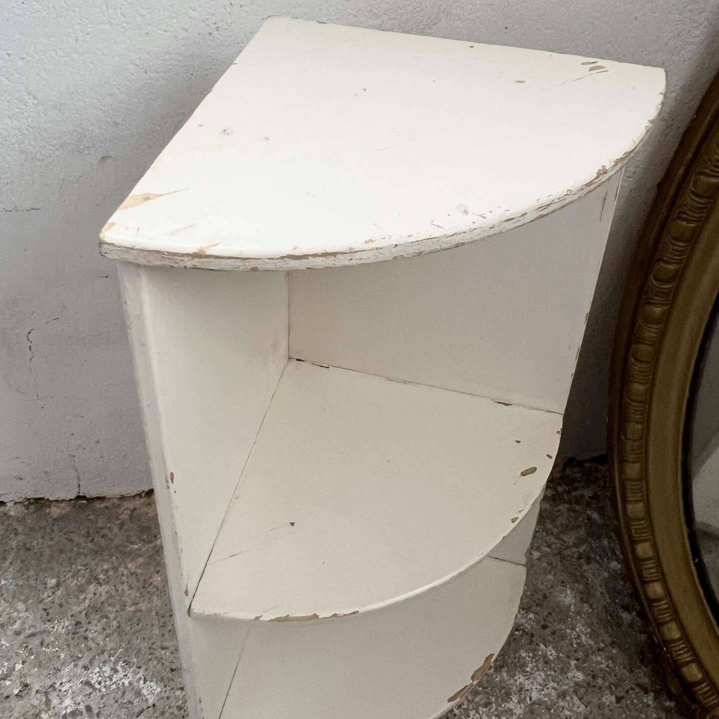 Corner kitchen shelves