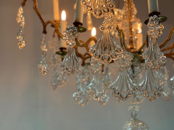 Lustre cage en bronze doré garni de pampilles en verre en forme de plumes de paon vers 1800