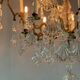 Lustre cage en bronze doré garni de pampilles en verre en forme de plumes de paon vers 1800