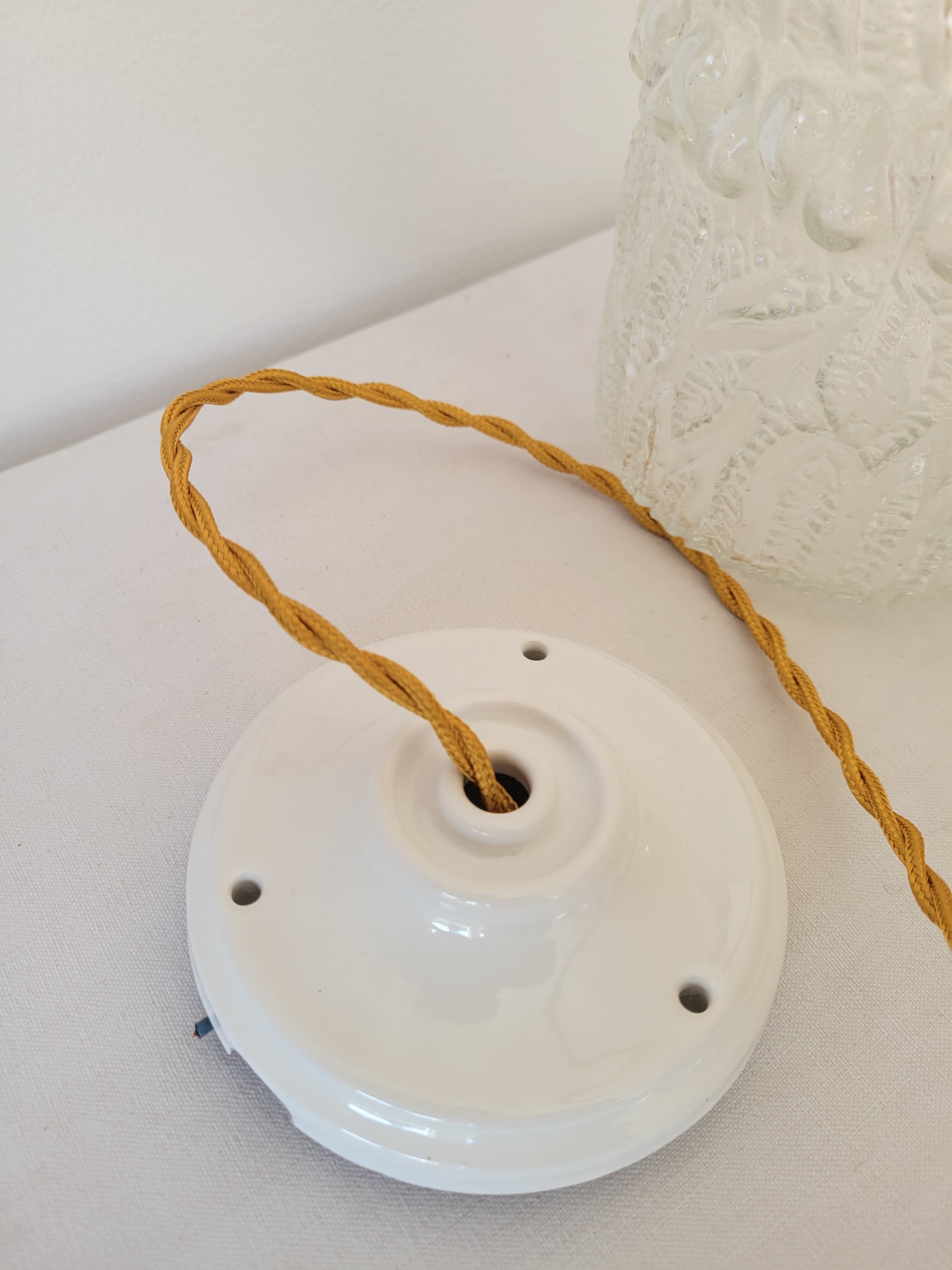 Suspension in scrambled molded glass