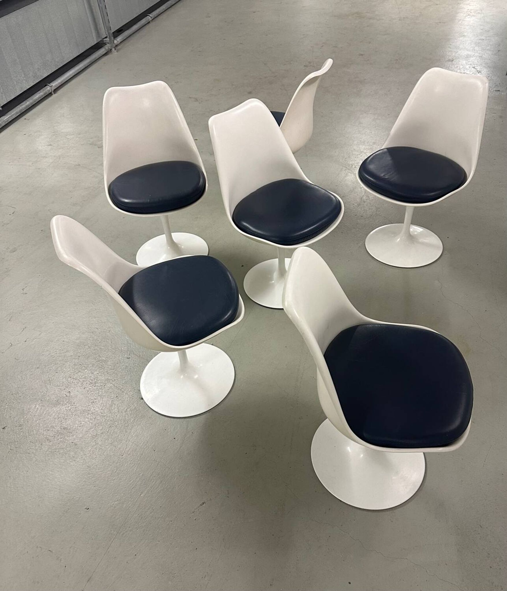 6 chaises pivotantes Saarinen pour Knoll en cuir bleu