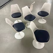 6 chaises pivotantes Saarinen pour Knoll en cuir bleu