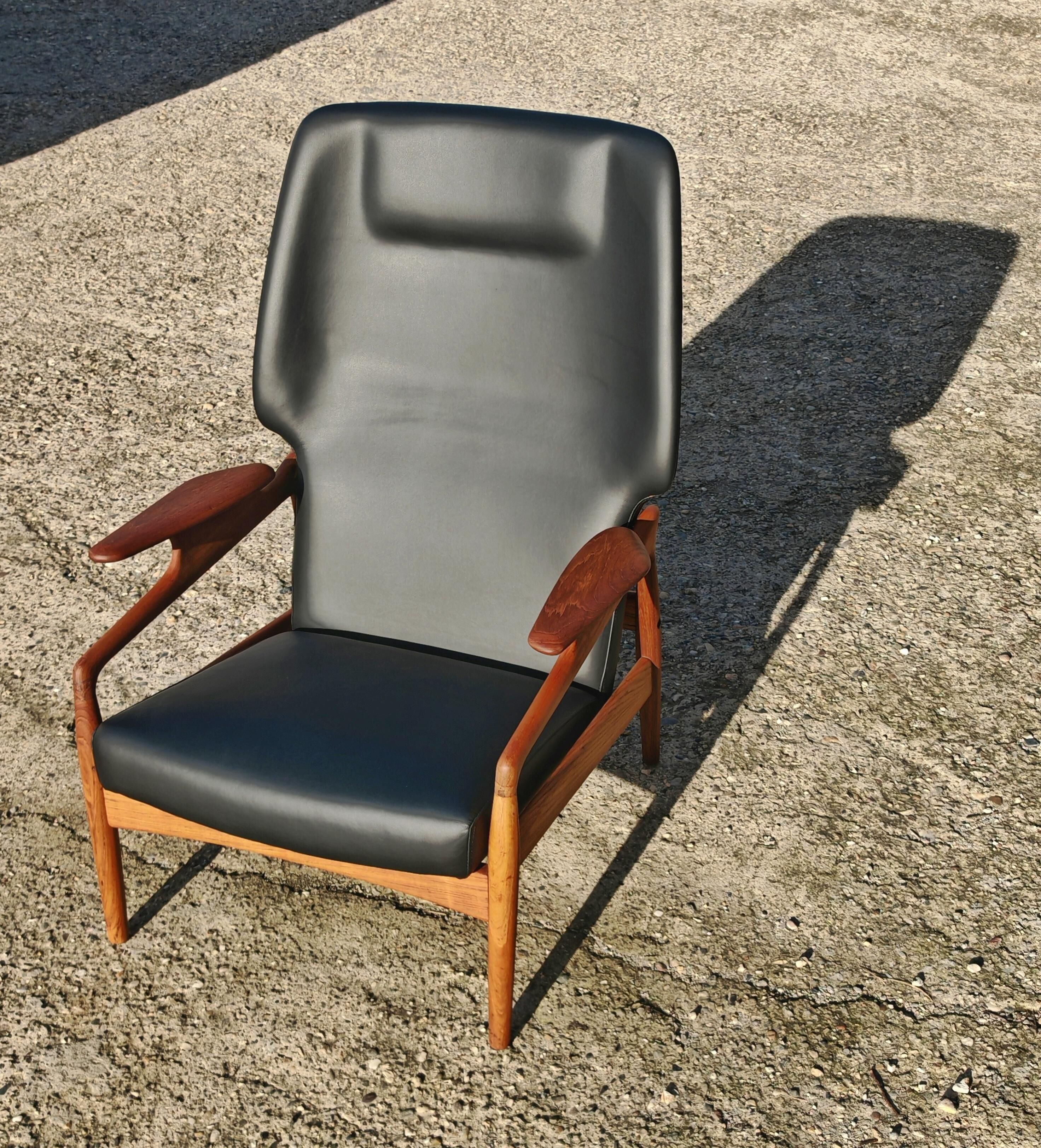 Mid-Century Lounge Chair in solid teak and leather by John Bone